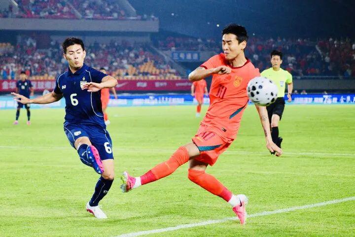 痛失好局，瑞士主帅雅金在球队被卡塔尔绝平后怒摔水瓶